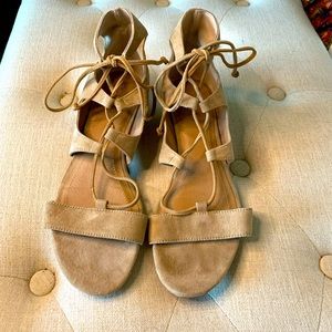 Tahari beige suede gladiator flats with laces